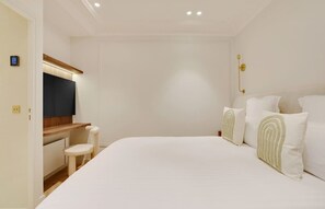 Travel cot, WiFi, bed sheets