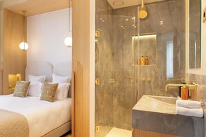 Shower, hair dryer - A Luxurious 3-BR/3BA with Services in La Madeleine (Paris)