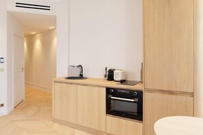Fridge, microwave, oven, stovetop - A Luxurious 3-BR/3BA with Services in La Madeleine (Paris)