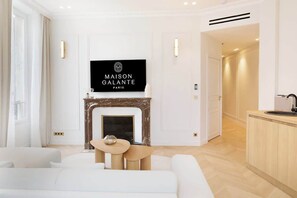 Interior - A Luxurious 3-BR/3BA with Services in La Madeleine (Paris)