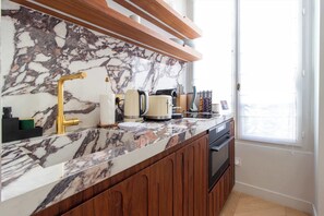 Kühlschrank, Mikrowelle, Ofen, Herdplatte