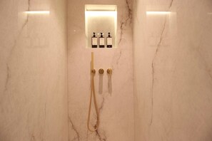 Dusche, Haartrockner, Shampoo