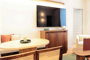 Dining - A Romantic 1-BR with Services in La Madeleine (Paris)
