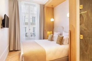 Tabla de planchar con plancha, cuna de viaje, wifi y ropa de cama 