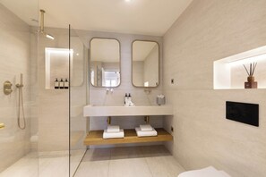 Shower, hair dryer - A 5BR/4BA Duplex w/Services in La Madeleine-Opéra (Paris)