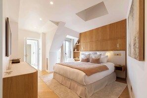 Iron/ironing board, travel cot, WiFi, bed sheets - A 5BR/4BA Duplex w/Services in La Madeleine-Opéra (Paris)