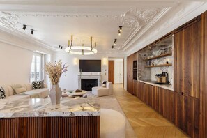TV, fireplace, offices - A 5BR/4BA Duplex w/Services in La Madeleine-Opéra (Paris)