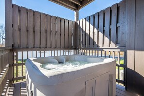 Outdoor spa tub - *Amazing 4BD Lodge Near TOWN | Hot Tub + Arcades* (Sevierville)
