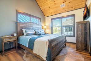 Desk, iron/ironing board, travel cot, free WiFi - *Amazing 4BD Lodge Near TOWN | Hot Tub + Arcades* (Sevierville)
