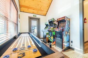 Games room - *Amazing 4BD Lodge Near TOWN | Hot Tub + Arcades* (Sevierville)