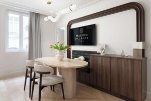 Dining - A Sophisticated 1-BR with Services in Louvre (Paris)