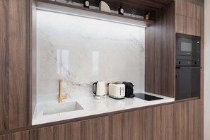 Wasserkocher mit Kaffee-/Teezubehör, Kühlschrank, Mikrowelle, Ofen