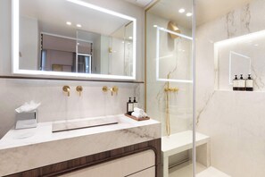 Shower, hair dryer - A Sophisticated 1-BR with Services in Louvre (Paris)