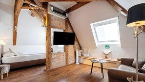 TV - "Suite Heimat" with King-Size Bed and Air Conditioning (Gengenbach)