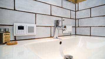 Dusche, Haartrockner, Handtücher