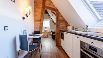 Jääkaappi, mikroaaltouuni, uuni, liesi