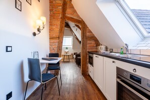 Fridge, microwave, oven, stovetop - "Suite Heimat" with King-Size Bed and Air Conditioning (Gengenbach)