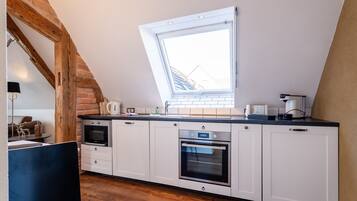 Jääkaappi, mikroaaltouuni, uuni, liesi