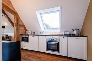 Fridge, microwave, oven, stovetop - "Suite Heimat" with King-Size Bed and Air Conditioning (Gengenbach)