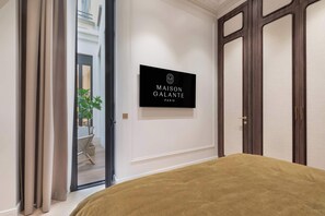 2 bedrooms, travel cot, WiFi, bed sheets - A Unique 2-BR/2Ba with Terrace Services - Louvre (Paris)