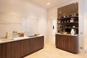 Kühlschrank, Mikrowelle, Ofen, Herdplatte