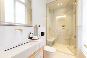 Shower, hair dryer - An Exceptional 3-BR/3Ba with Services - Louvre (Paris)