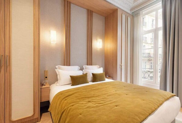 Cuna de viaje, wifi y ropa de cama 