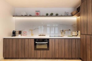 Fridge, microwave, oven, stovetop - A Sophisticated 1-BR with Services - Louvre (Paris)