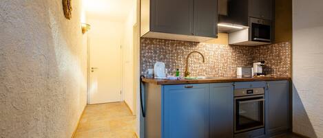 Frigorífico, microondas, horno y placa de cocina