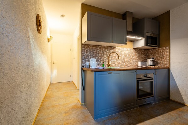 ثلاجة، ميكروويف، فرن، موقد طهي مسطح