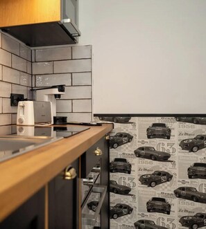 Frigorífico, microondas, horno y placa de cocina