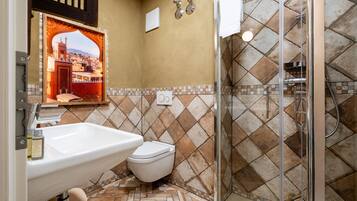 Douche, sĂšche-cheveux, serviettes fournies