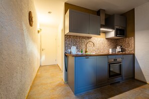 Kühlschrank, Mikrowelle, Ofen, Herdplatte