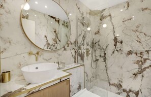 Shower, hair dryer - A Luxury Chic 1-Br Apartment in Saint Germain (Paris)