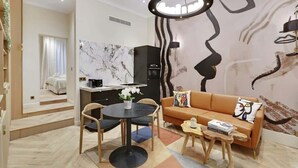 Una sala de estar moderna con un sofá, una mesa de centro y un comedor con sillas y una mesa.