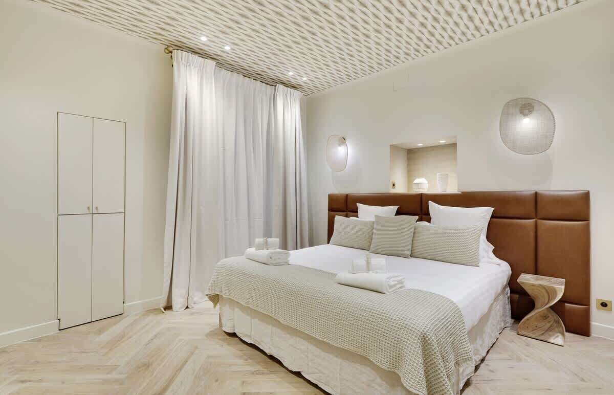 Iron/ironing board, travel cot, WiFi, bed sheets