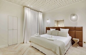 Tabla de planchar con plancha, cuna de viaje, wifi y ropa de cama