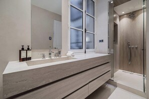 Shower, hair dryer - ONIRI - Serviced 2-BR - Place Vendôme Louvre I (Paris)
