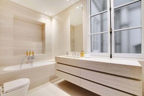 Bathroom - ONIRI - Serviced 2-BR - Place Vendôme Louvre I (Paris)