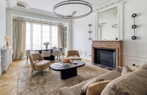 Living area - ONIRI - Serviced 2-BR - Place Vendôme Louvre II (Paris)