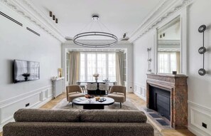 Living area - ONIRI - Serviced 2-BR - Place Vendôme Louvre II (Paris)