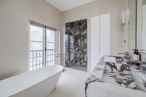 Shower, hair dryer - ONIRI - Serviced 1-BR - Place Vendôme Louvre III (Paris)