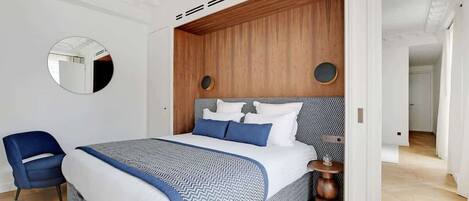 Tabla de planchar con plancha, cuna de viaje, wifi y ropa de cama