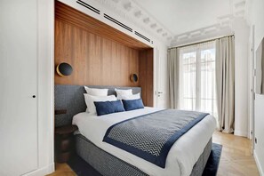 Iron/ironing board, travel cot, WiFi, bed sheets - ONIRI - Serviced 1-BR - Place Vendôme Louvre III (Paris)