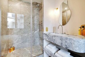 Shower, hair dryer - ONIRI - Somptuous Serviced 3-BR - Saint-Germain (Paris)