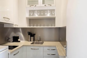 Wasserkocher mit Kaffee-/Teezubehör, Kühlschrank, Mikrowelle, Herdplatte