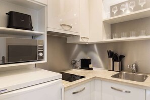 Frigorífic, microones, placa de cuina i rentaplats