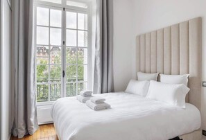 مكواة/لوح كي وسرير سفر وواي فاي وملاءات أسرّة