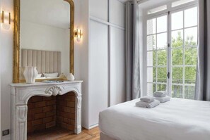 Planxa i posts de planxar, un bressol de viatge, wifi i roba de llit