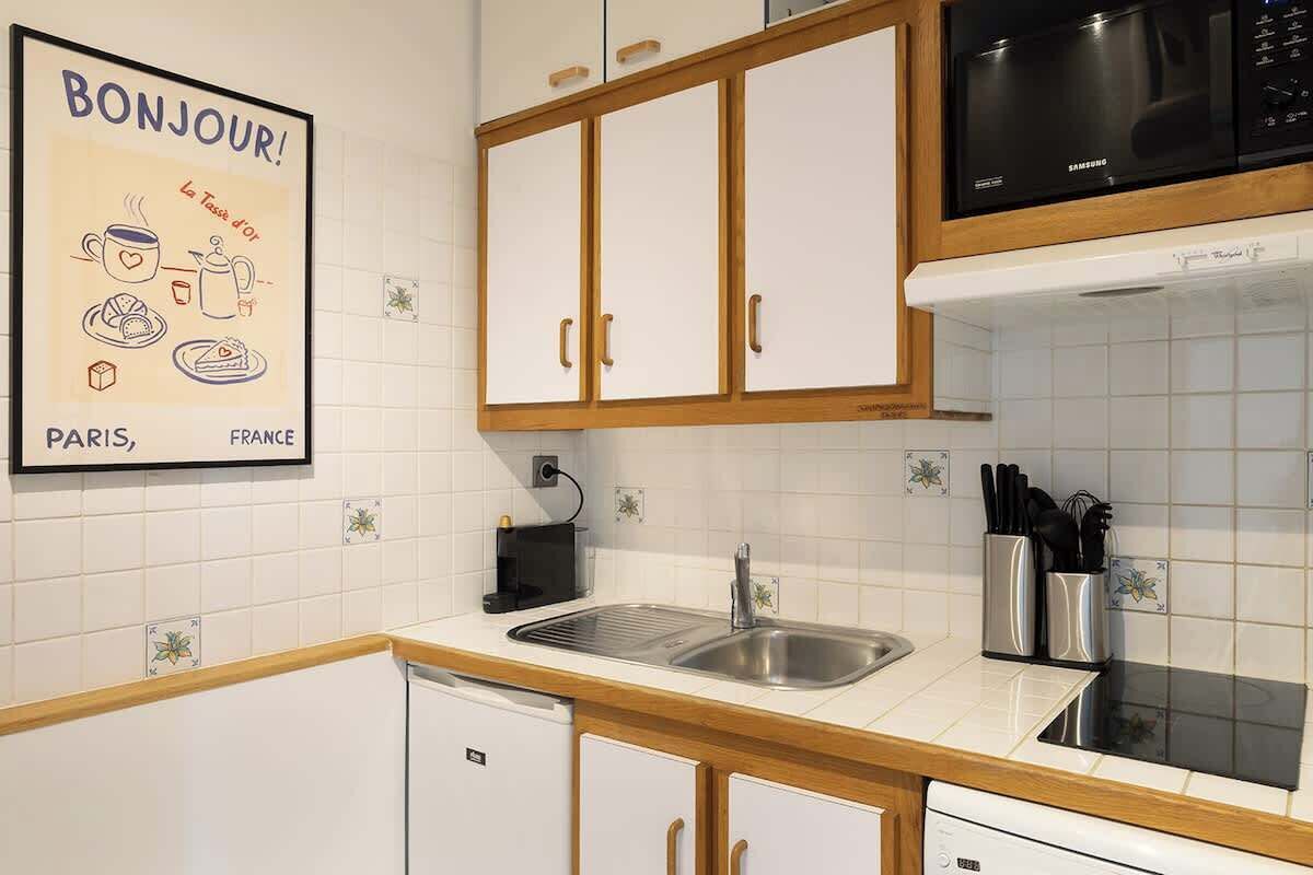 Frigorífico, microondas, placa de cocina y lavavajillas